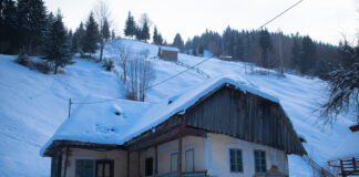 Casa traditionala din Moieciu de Sus intr-o zi de iarna ca în povesti.