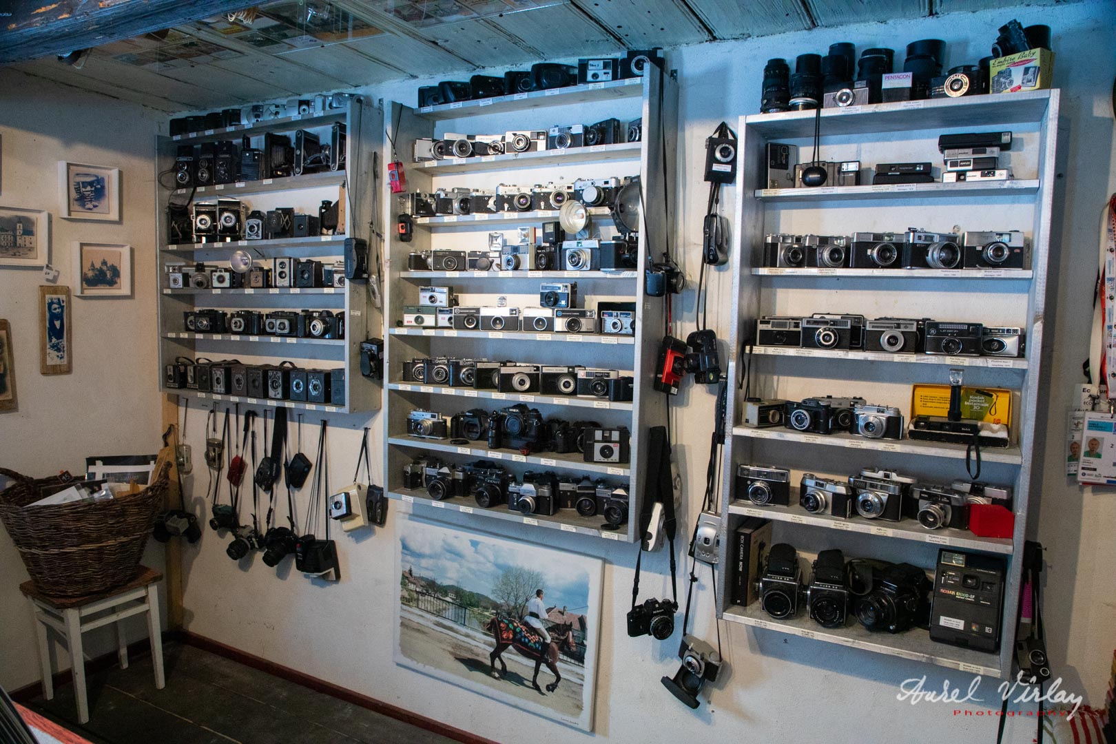 Muzeu/colecție de aparate foto pe film format Leica (24x36mm) sau lat de 60mm.